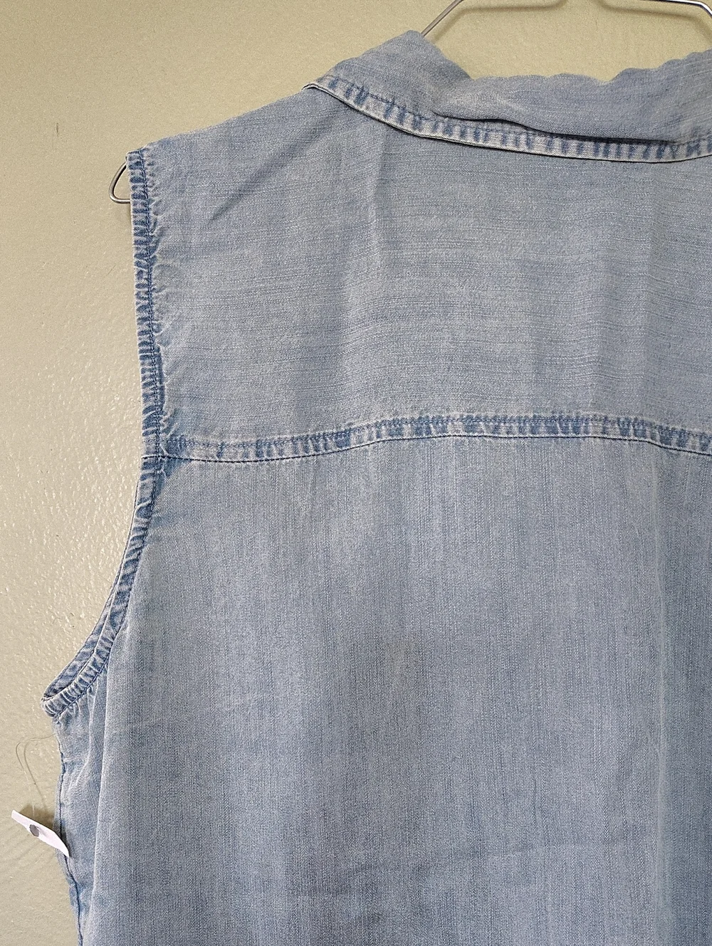 Time and Tru Light Blue Sleeveless Button Front Chambray Top Large NWOT